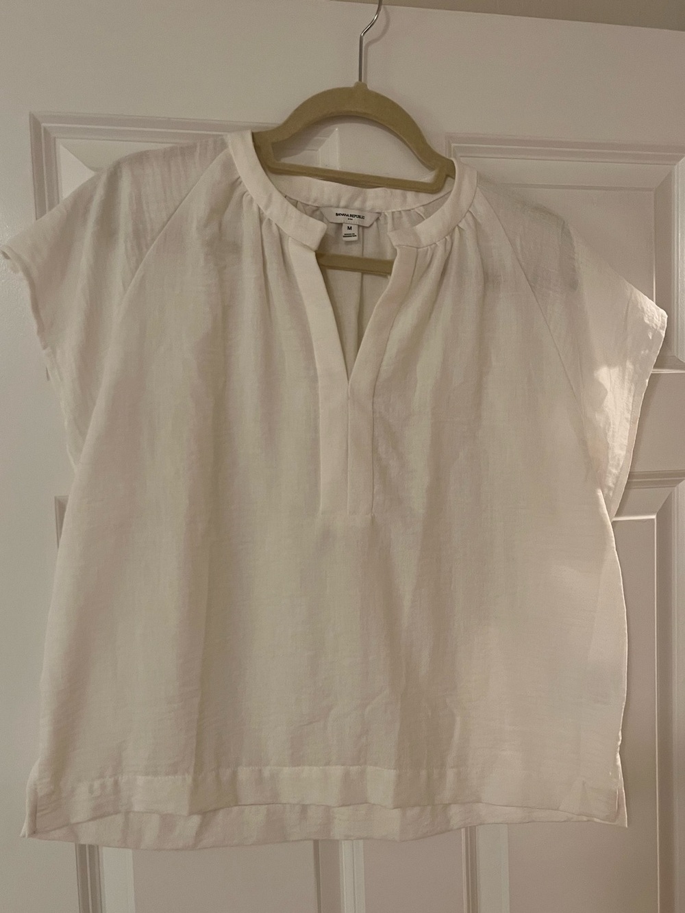 Banana Republic size medium lightweight cream v neck blouse